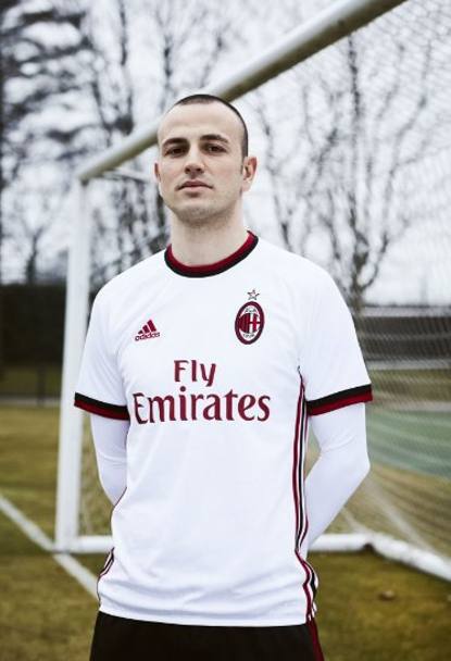 La seconda maglia del Milan, Quasi interamente bianca con dei richiami rossoneri sulle maniche e sul girocollo